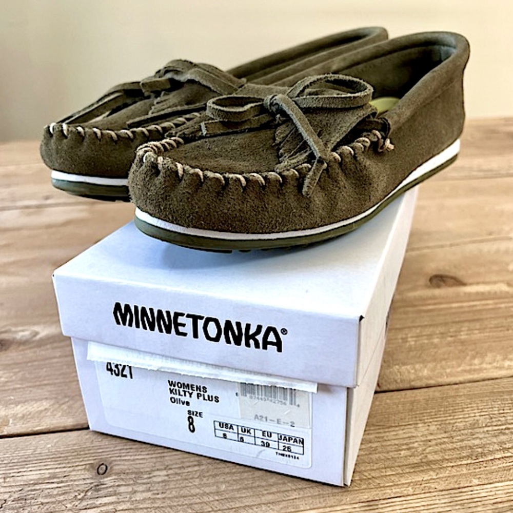 Minnetonka Kilty Plus Olive Green Suede Moccasin Loafers Womens Size 8